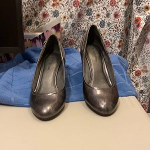 NATURALIZER 8.5M:  Gently worn gray wedge.
